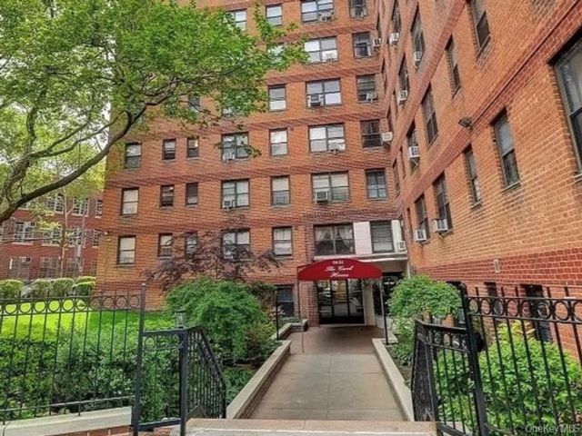  3 BR,  2.00 BTH &nbsp;Mid rise style home in Rego Park