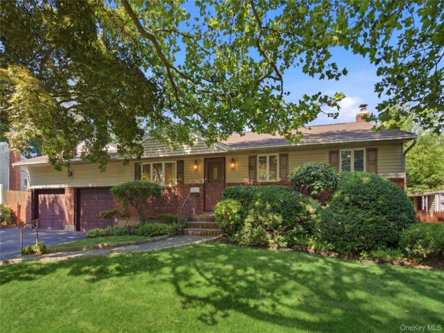  4 BR,  2.00 BTH &nbsp;Ranch style home in East Northport