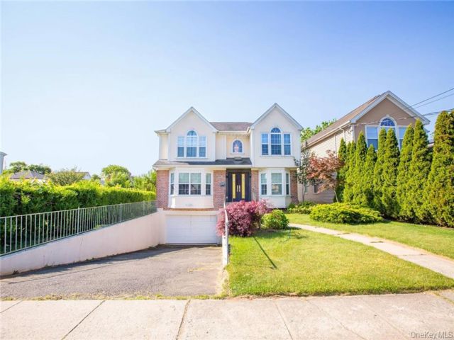  4 BR,  4.00 BTH &nbsp;Contemporary style home in Roslyn Heights
