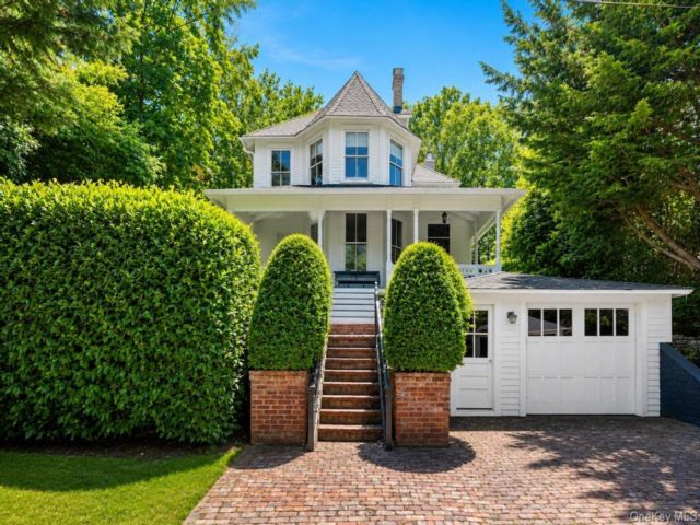  4 BR,  3.00 BTH &nbsp;Victorian style home in Shelter Island Heights