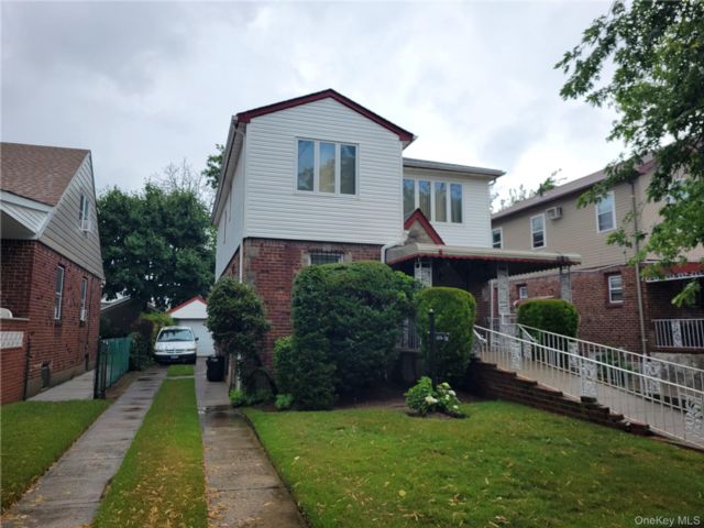  5 BR,  4.00 BTH &nbsp;Colonial style home in Cambria Heights