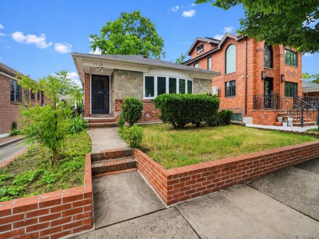  3 BR,  2.00 BTH &nbsp;Ranch style home in Oakland Gardens