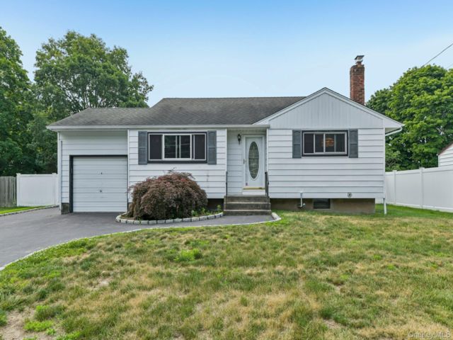  4 BR,  2.00 BTH &nbsp;Split level style home in Shoreham