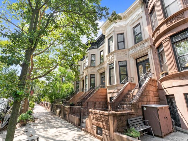  4 BR,  4.00 BTH &nbsp;House style home in Lefferts Garden