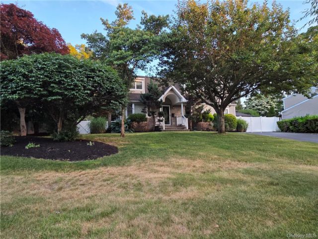  4 BR,  3.00 BTH &nbsp;Colonial style home in Smithtown