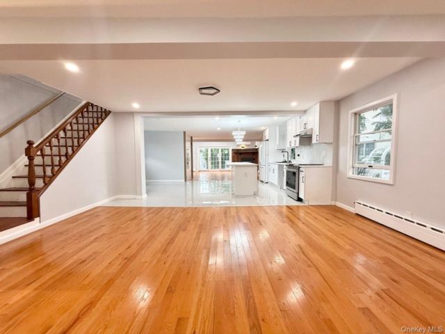  3 BR,  3.00 BTH &nbsp;Other style home in Syosset