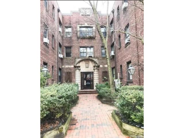  1 BR,  1.00 BTH &nbsp;Includes legal  style home in Great Neck