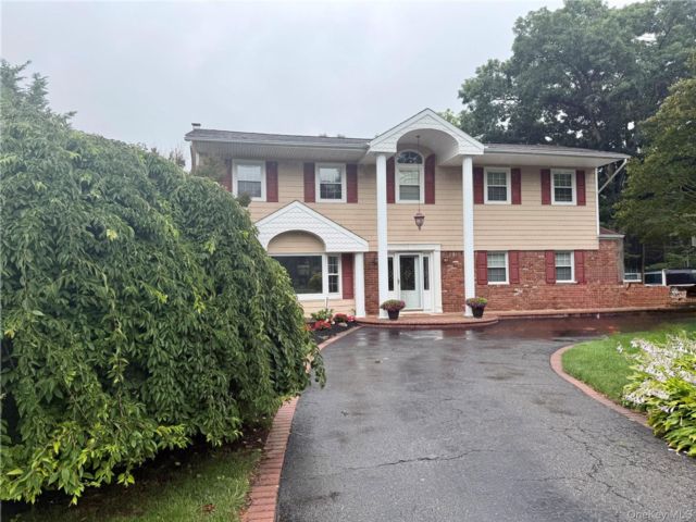  4 BR,  3.00 BTH &nbsp;Colonial style home in East Northport