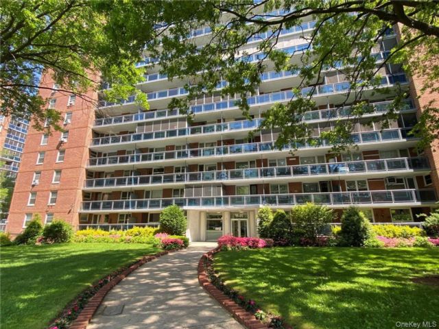 Studio,  1.00 BTH &nbsp;High rise style home in Rego Park