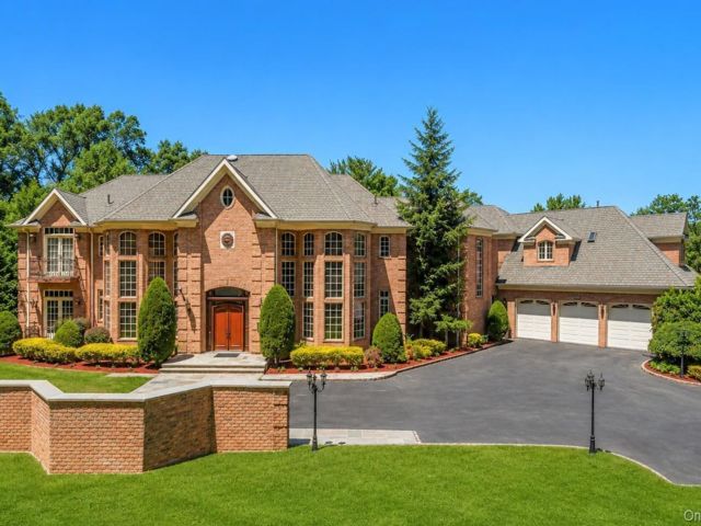  5 BR,  7.00 BTH &nbsp;Colonial style home in Locust Valley