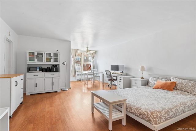 Studio,  1.00 BTH &nbsp;Mid rise style home in Forest Hills