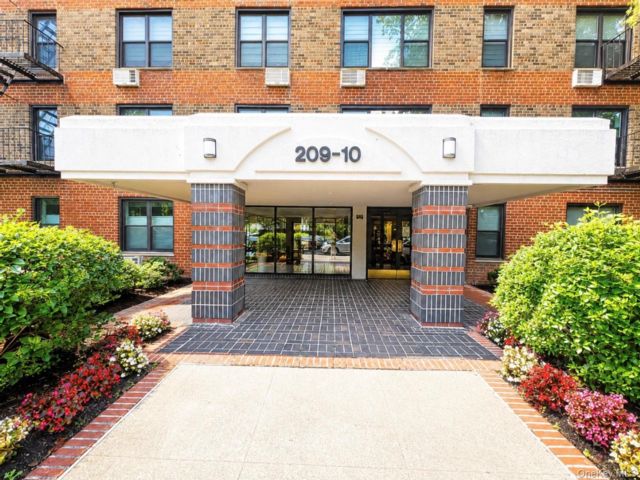  1 BR,  1.00 BTH &nbsp;High rise style home in Bayside