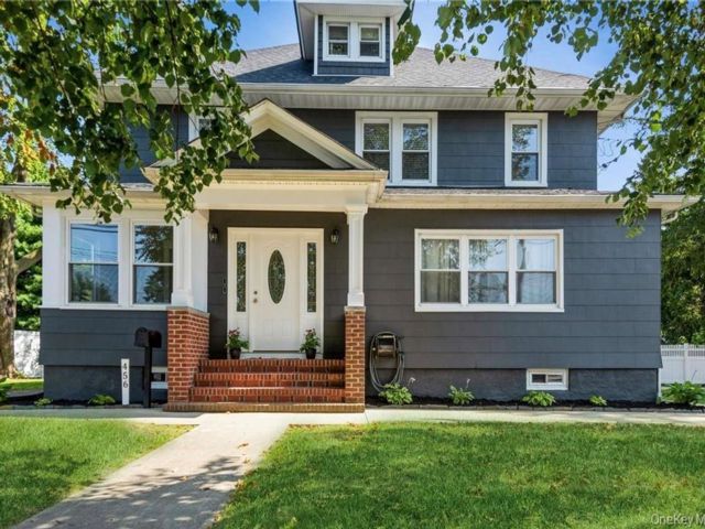  3 BR,  3.00 BTH &nbsp;Colonial style home in Lindenhurst