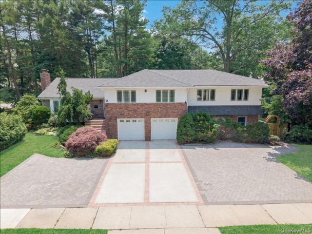  5 BR,  5.00 BTH &nbsp;Ranch style home in Garden City