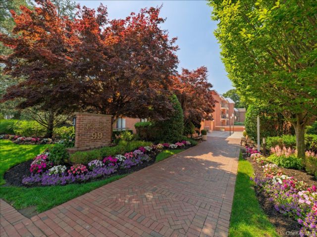  2 BR,  2.00 BTH &nbsp;Mid rise style home in Rockville Centre