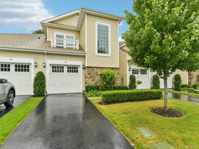  2 BR,  2.00 BTH &nbsp;Condo style home in Shirley