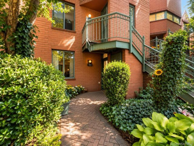  2 BR,  2.00 BTH &nbsp;Garden style home in Brooklyn