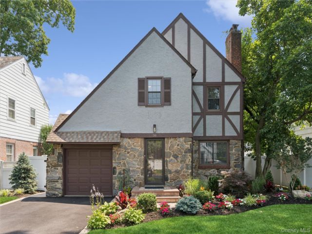  3 BR,  3.00 BTH &nbsp;Colonial style home in Freeport