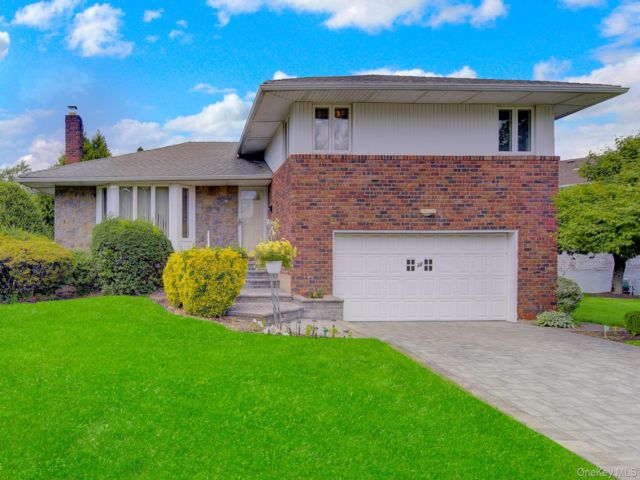  3 BR,  3.00 BTH &nbsp;Split level style home in Syosset