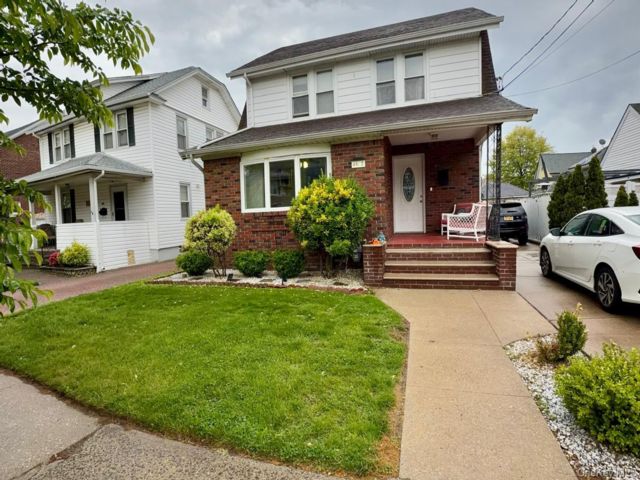  3 BR,  2.00 BTH &nbsp;Includes legal  style home in Valley Stream