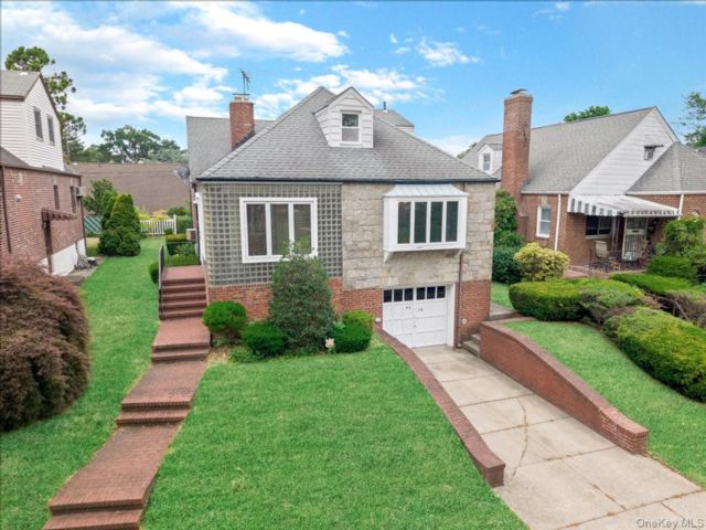  5 BR,  4.00 BTH &nbsp;Colonial style home in Hollis Hills