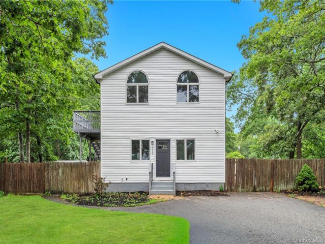  4 BR,  3.00 BTH &nbsp;Colonial style home in Mastic Beach