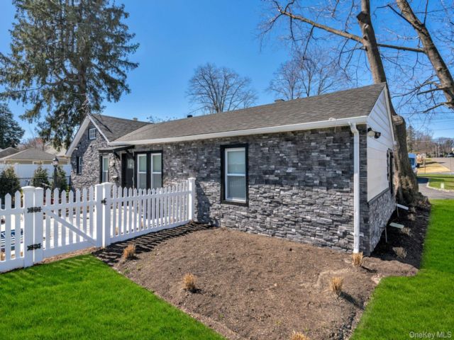  2 BR,  1.00 BTH &nbsp;Ranch style home in Glen Cove