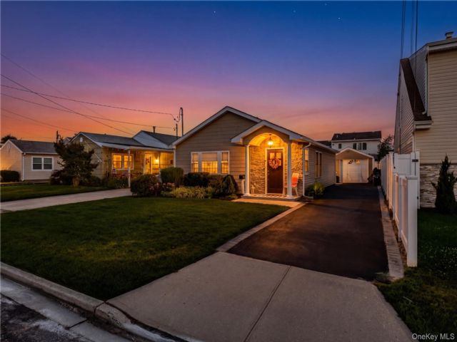  3 BR,  1.00 BTH &nbsp;Ranch style home in Massapequa