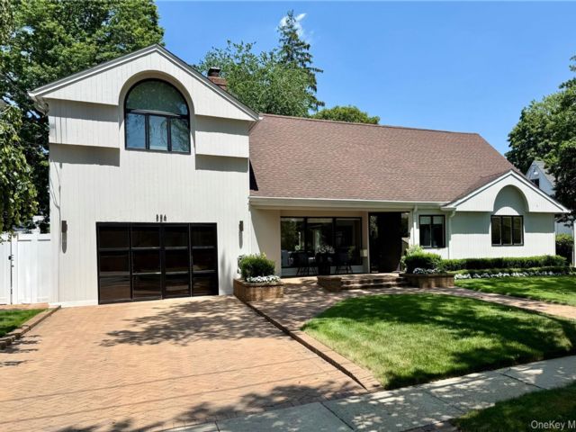  6 BR,  5.00 BTH &nbsp;Contemporary style home in Woodmere