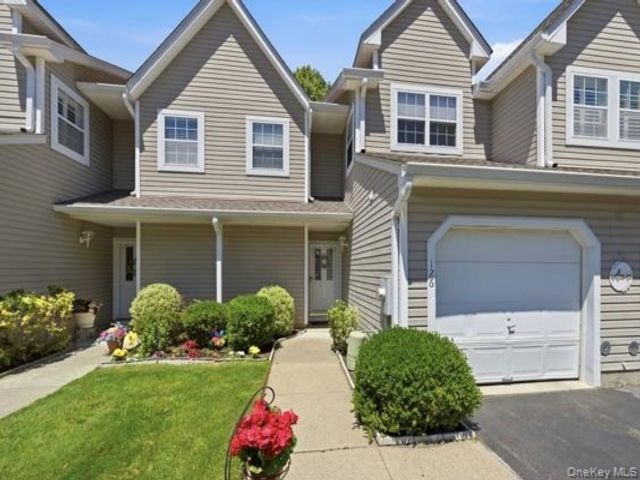  2 BR,  3.00 BTH &nbsp;Condo style home in East Setauket