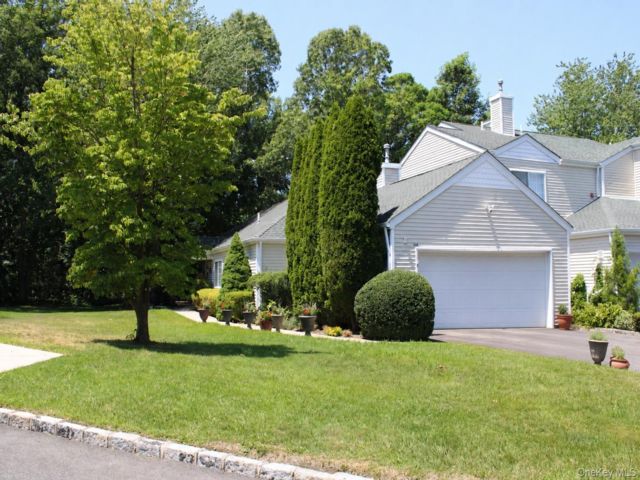  2 BR,  2.00 BTH &nbsp;Condo style home in Manorville
