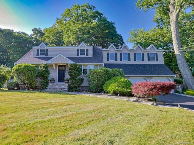  4 BR,  4.00 BTH &nbsp;Cape cod style home in Pearl River