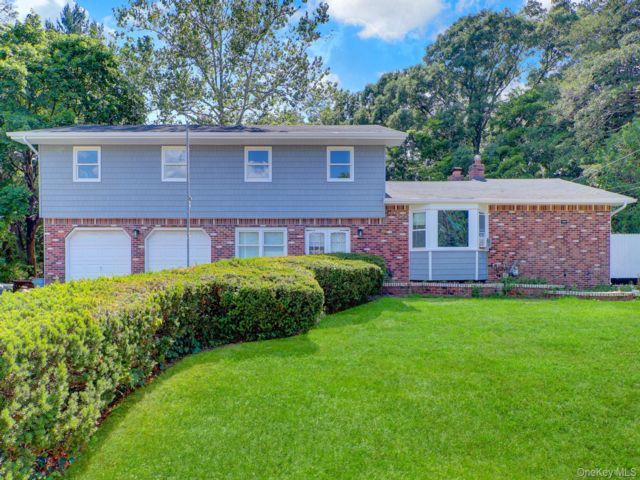  5 BR,  4.00 BTH &nbsp;Colonial style home in Wheatley Heights