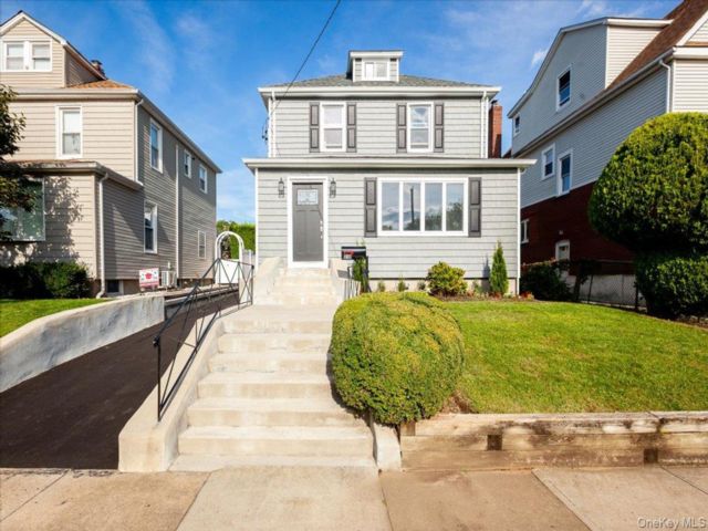  3 BR,  2.00 BTH &nbsp;Colonial style home in Mineola