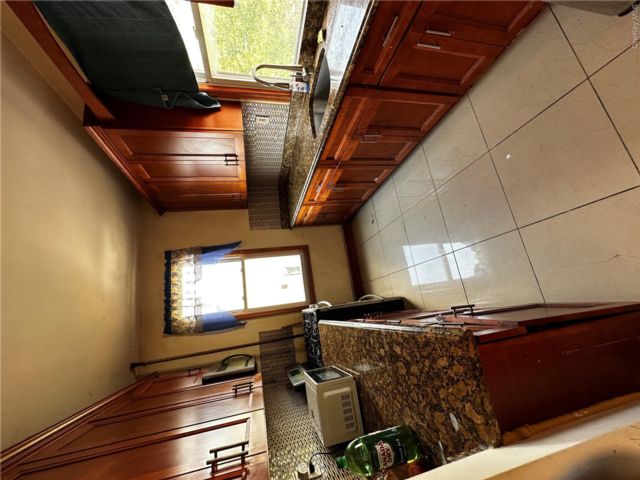  5 BR,  2.00 BTH &nbsp;Colonial style home in Jamaica