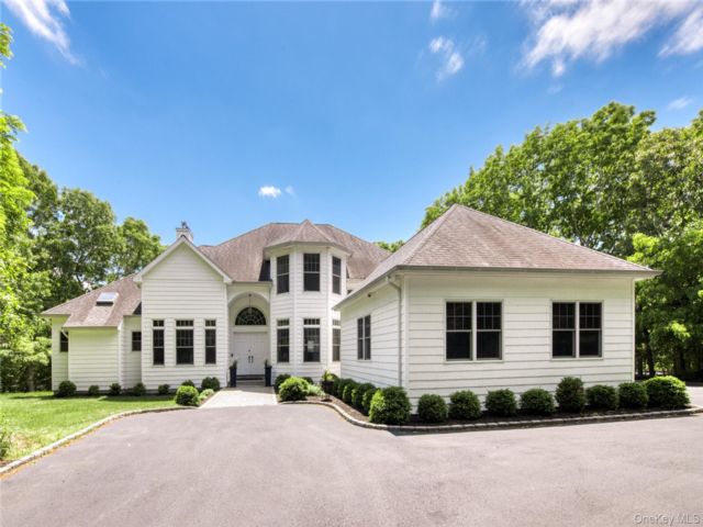  3 BR,  3.00 BTH &nbsp;Post modern style home in Hampton Bays