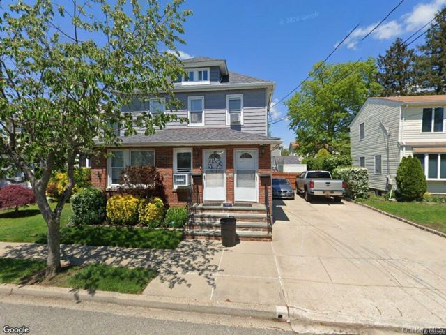  6 BR,  3.00 BTH &nbsp;Contemporary style home in New Hyde Park