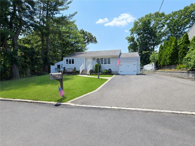  3 BR,  1.00 BTH &nbsp;Ranch style home in Lake Grove