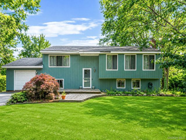  4 BR,  2.00 BTH &nbsp;Raised ranch style home in Aquebogue