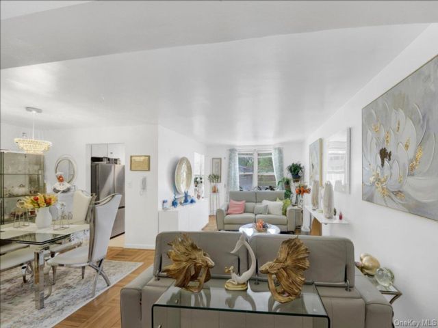  2 BR,  2.00 BTH &nbsp;High rise style home in Kingsbridge