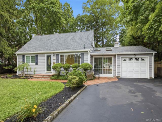  4 BR,  2.00 BTH &nbsp;Cape cod style home in Saint James