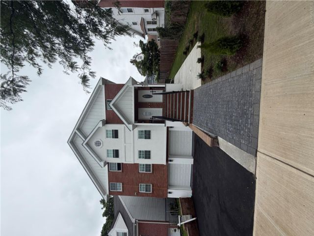 6 BR,  4.00 BTH &nbsp;House style home in Mount Vernon