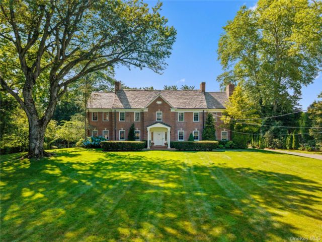  4 BR,  6.00 BTH &nbsp;Colonial style home in Scarsdale