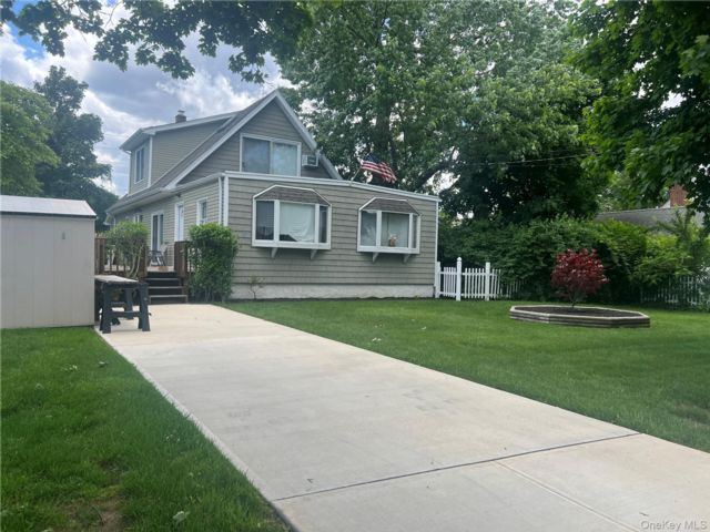  4 BR,  2.00 BTH &nbsp;Other style home in North Bellmore