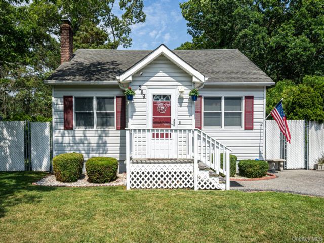  2 BR,  1.00 BTH &nbsp;Ranch style home in Mastic Beach