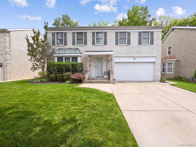  5 BR,  4.00 BTH &nbsp;Colonial style home in Albertson
