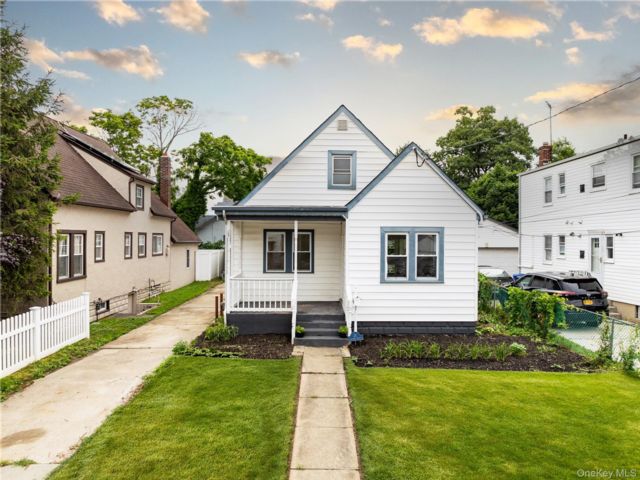  3 BR,  2.00 BTH &nbsp;Exp cape style home in East Rockaway