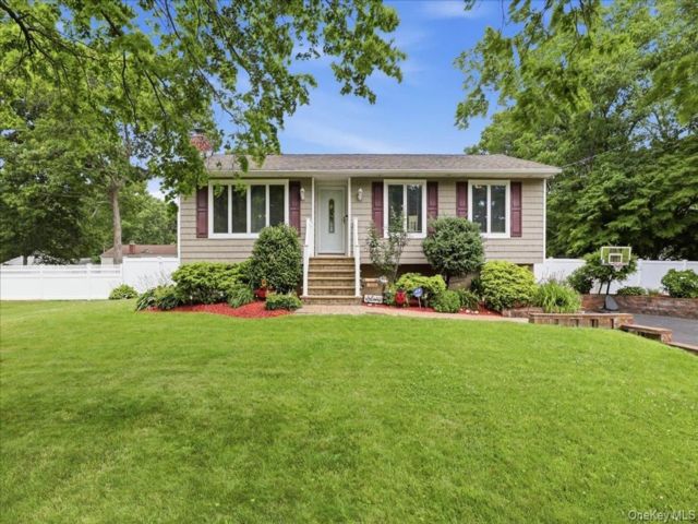  3 BR,  2.00 BTH &nbsp;Raised ranch style home in Port Jefferson Station