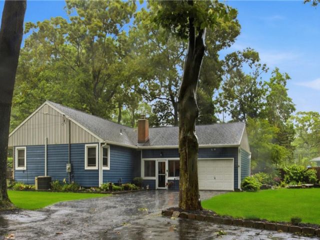  3 BR,  2.00 BTH &nbsp;Ranch style home in Miller Place