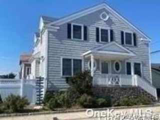  4 BR,  3.00 BTH &nbsp;Contemporary style home in Long Beach